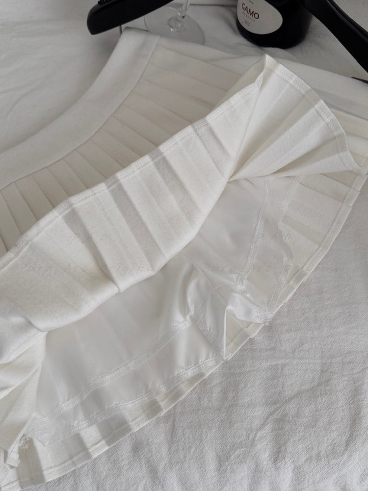 Contrast Off-Shoulder Halter Top & Pleated Skirt Set