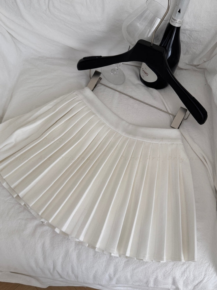 Contrast Off-Shoulder Halter Top & Pleated Skirt Set