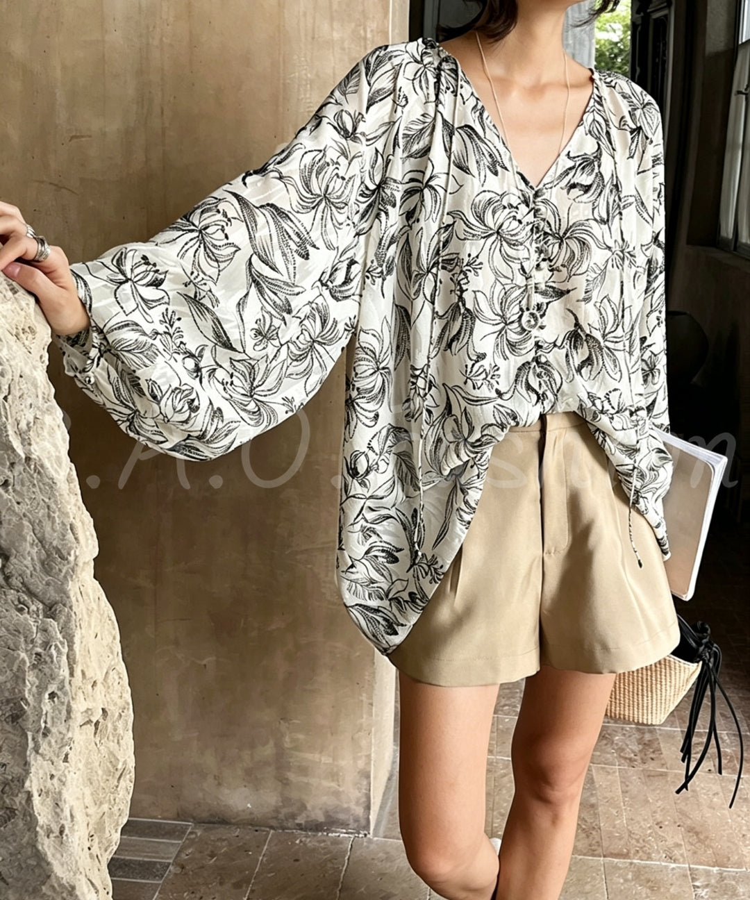 Floral V-Neck Relaxed Blouse[Available Now]