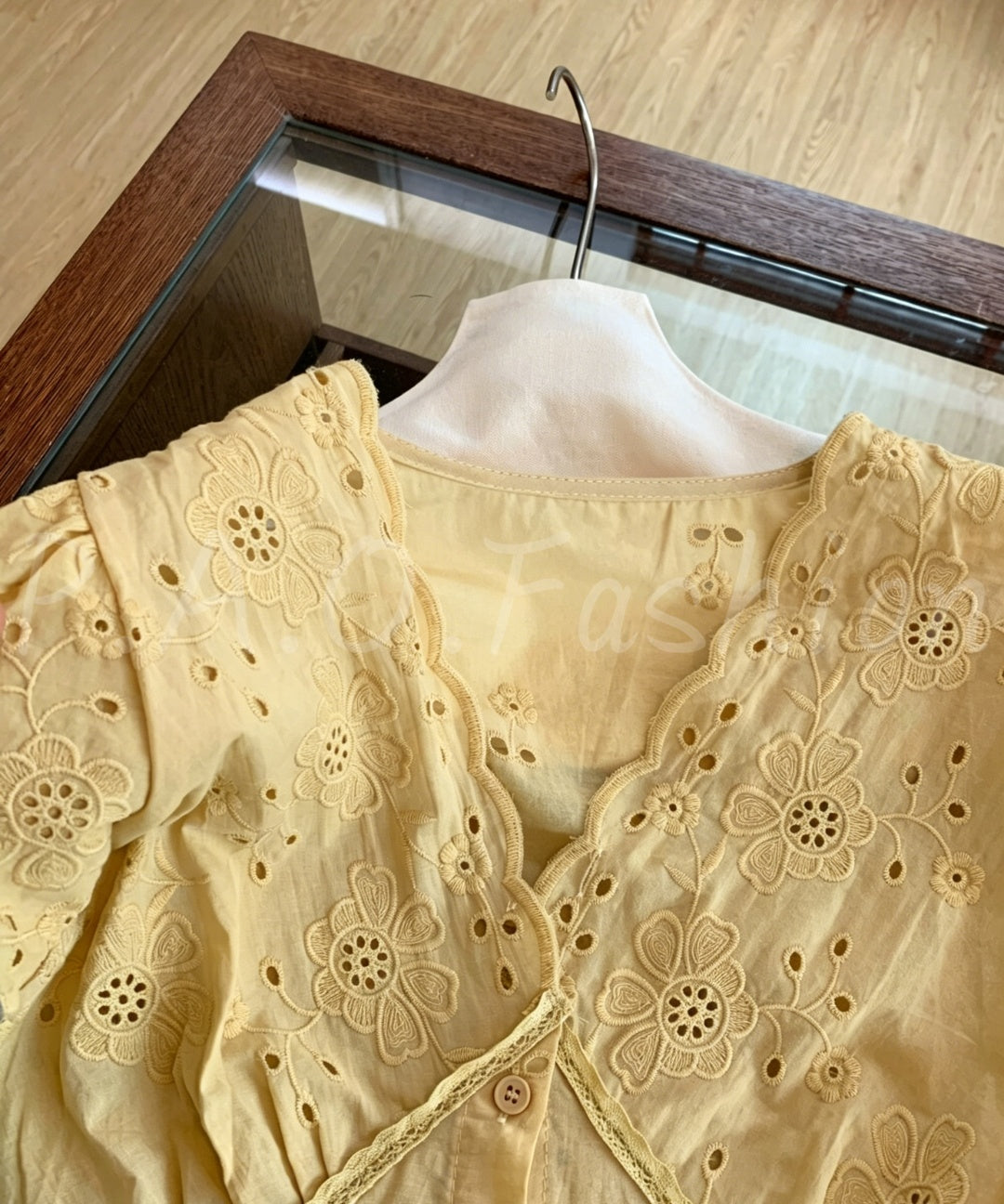 Lace Trim Embroidered Cutwork V-Neck Cropped Blouse